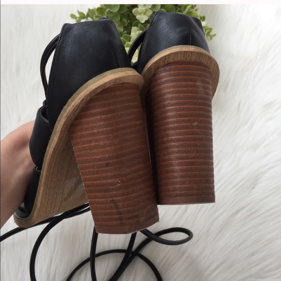 URBAN Outfitters, Black Tan Lace Up Heel - Picture 7 of 8
